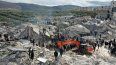 Esta vista aérea muestra a los residentes que buscan víctimas y sobrevivientes entre los escombros de los edificios derrumbados luego de un terremoto en la aldea de Besnia cerca del pueblo de Harim, en la provincia noroccidental de Idlib en Siria, controlada por los rebeldes, en la frontera con Turquía, el 6 de febrero de 2022.  
