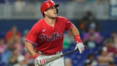 J.T. Realmuto de los Filis de Filadelfia tras batear un jonrón de dos carreras ante los Marlins de Miami, el jueves 3 de agosto de 2023, en Miami.