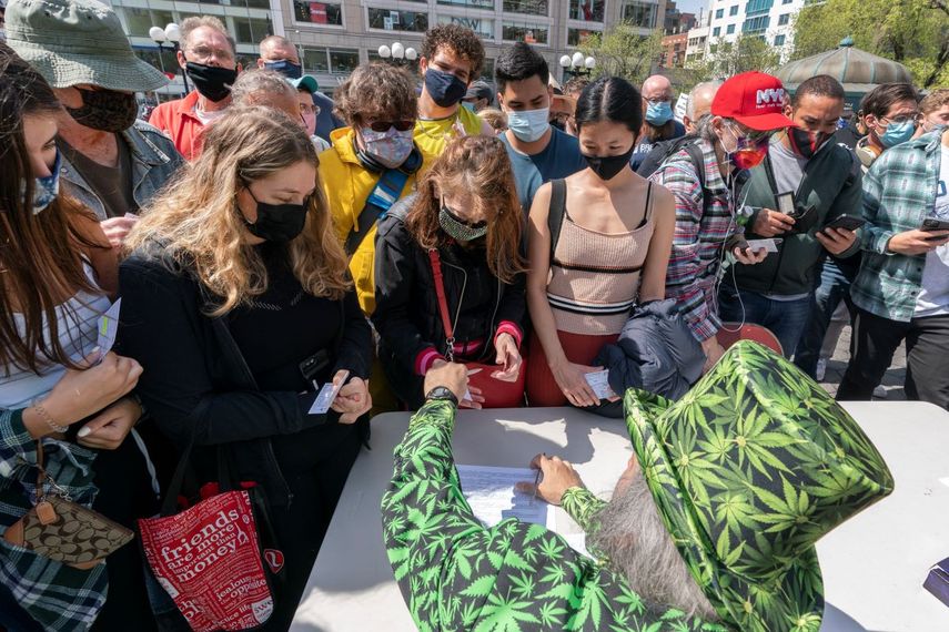 Un hombre con prendas con figuras de cannabis reparte cigarrillos de marihuana en Nueva York durante el evento Joints for Jabs, donde los adultos que mostraron sus tarjetas de vacunación de COVID-19 recibieron un porro gratis. Cerveza, marihuana y donas gratis; bonos de ahorro; una oportunidad para ganar un vehículo todoterreno.&nbsp;