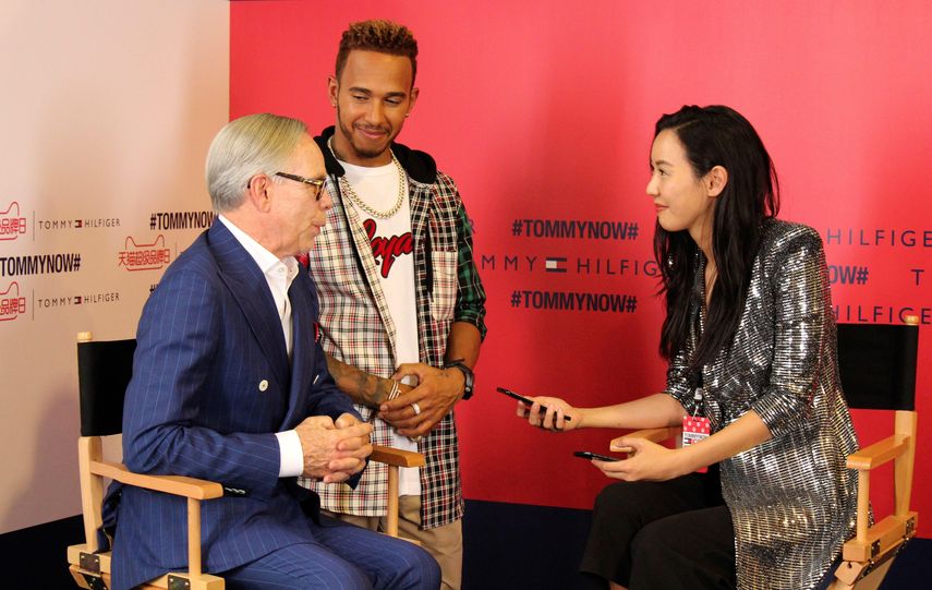 El diseñador y el corredor de autos mientras eran entrevistados.