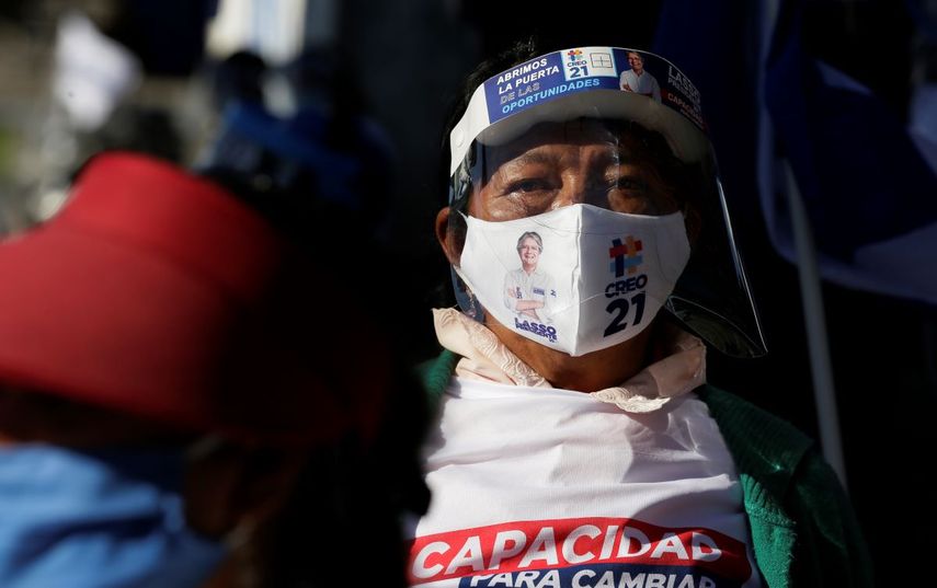Un seguidor del candidato presidencial Guillermo Lasso, del partido CREO, usa un cubrebocas y una careta plástica durante un acto de campaña en Quito, Ecuador, el miércoles 3 de febrero de 2021. Ecuador celebra la primera vuelta de la elección presidencial el domingo 7 de febrero de 2021.&nbsp;