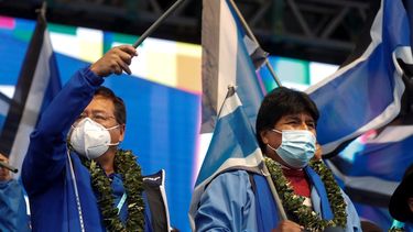 El presidente de Bolivia, Luis Arce, a la izquierda, y el expresidente Evo Morales, asisten al 26to aniversario del partido Movimiento al Socialismo, MAS, en La Paz, Bolivia.