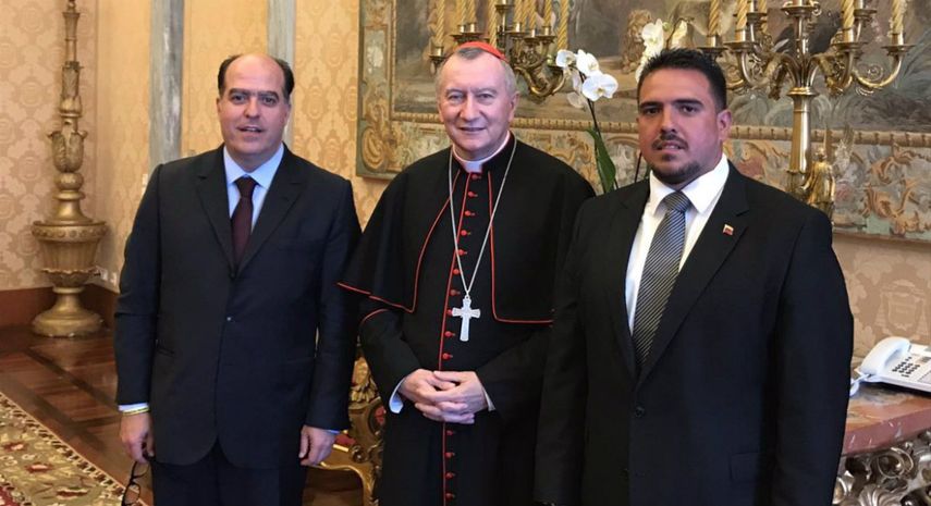 El presidente del Parlamento venezolano, Julio Borges, junto al&nbsp;&nbsp;secretario de Estado del Vaticano, Cardenal Pietro Parolin, y el jefe de la bancada opositora, Stalin González.
