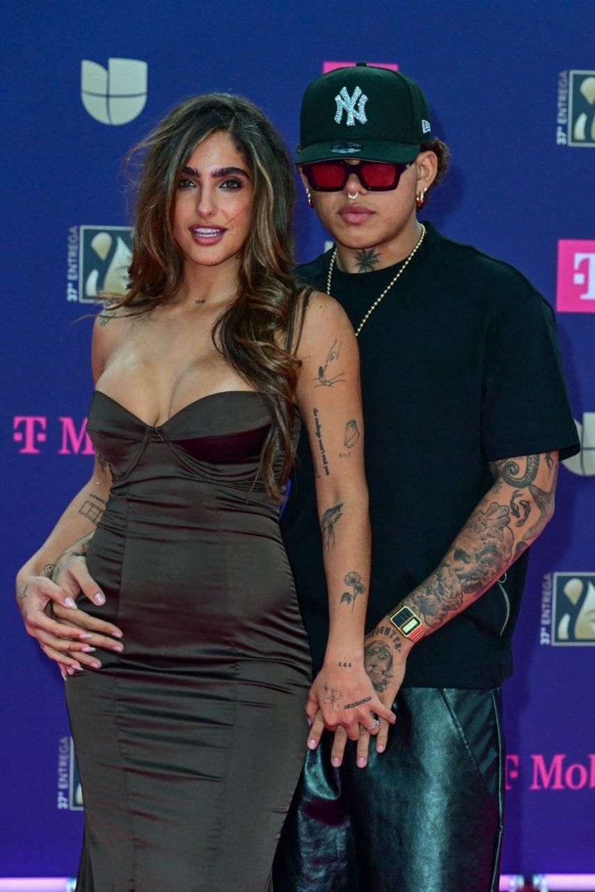 La influencer venezolana Isabella Ladera y la cantante colombiano Béele llegan a la 37ª edición de los Premios Lo Nuestro de Univision en el Kaseya Center en Miami, Florida, el 20 de febrero de 2025.