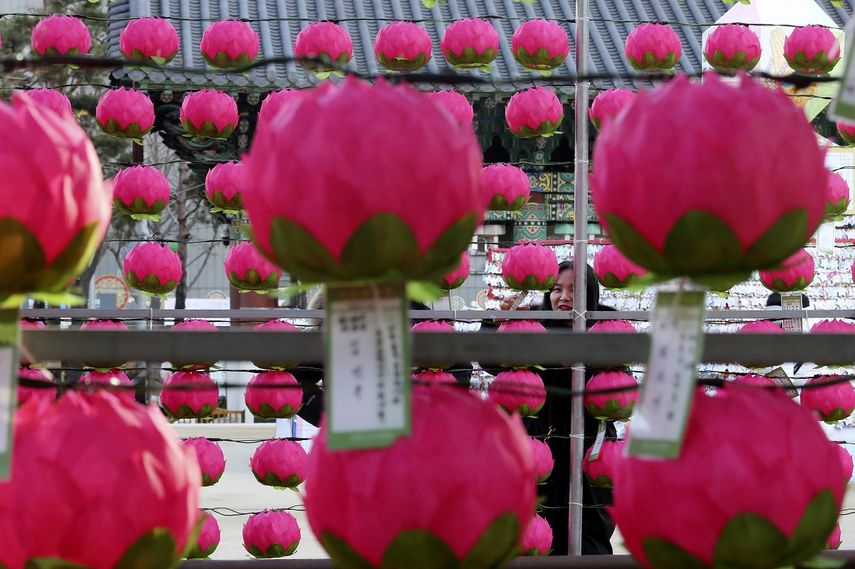 Una mujer coloca una nota de papel con los deseos para el A&ntilde;o Nuevo&nbsp;en una linterna en el templo budista Jogyesa, en Se&uacute;l, Corea del Sur, el 31 de diciembre de 2019.