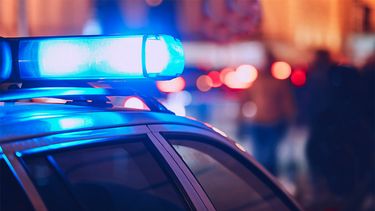 La Policía patrulla la ciudad durante la noche.