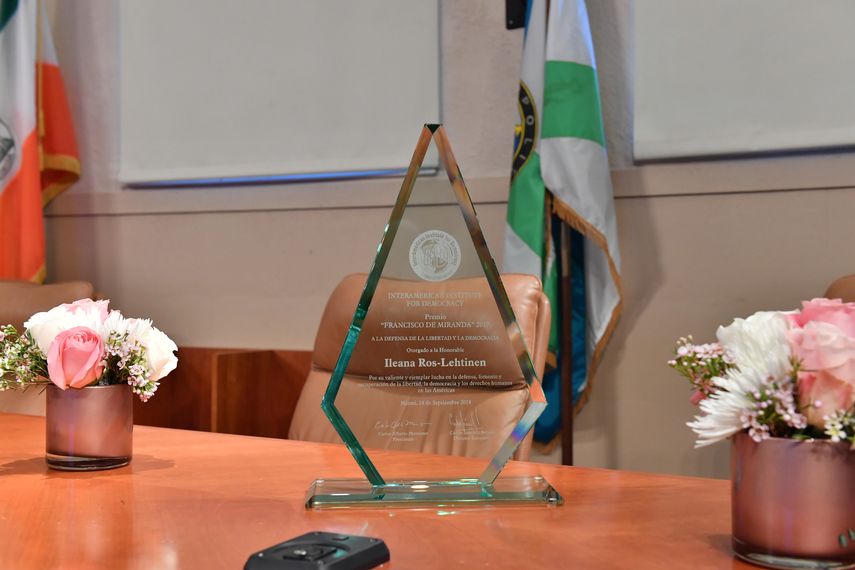 Premio Francisco de Miranda, que otorga el Instituto Interamericano para la Democracia (IID), con sede en Miami.