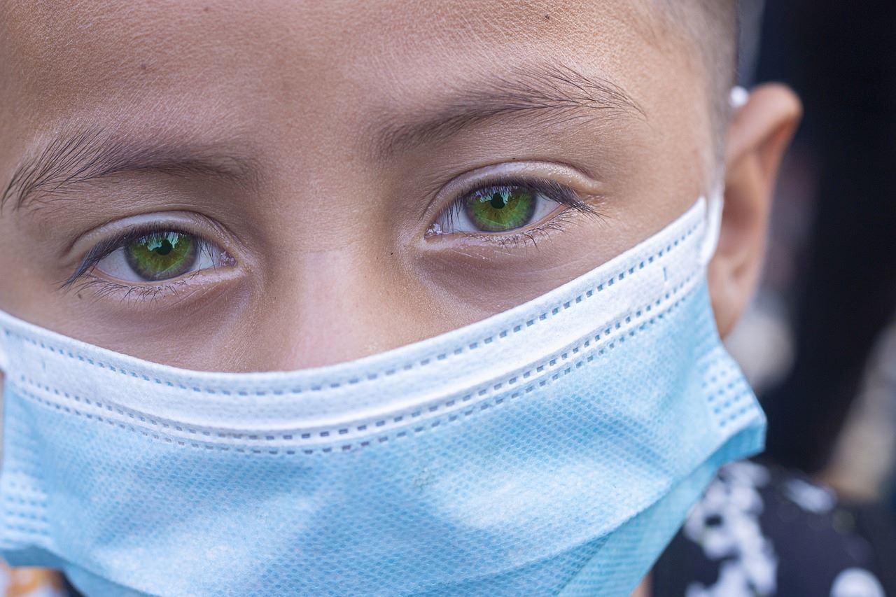 Niño usa mascarilla de protección contra el coronavirus Niño usa mascarilla de protección contra el coronavirus