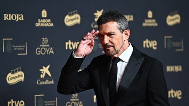 El actor, director y productor español Antonio Banderas posa en la alfombra roja a su llegada a la 39.ª ceremonia de los Premios Goya en el Palacio de Exposiciones y Congresos de Granada, sur de España, el 8 de febrero de 2025. 