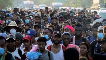 Una caravana de migrantes, la mayoría procedentes de Centroamérica, caminan el domingo 24 de octubre de 2021 en una carretera en las afueras de Huehuetán, en el estado de Chiapas.