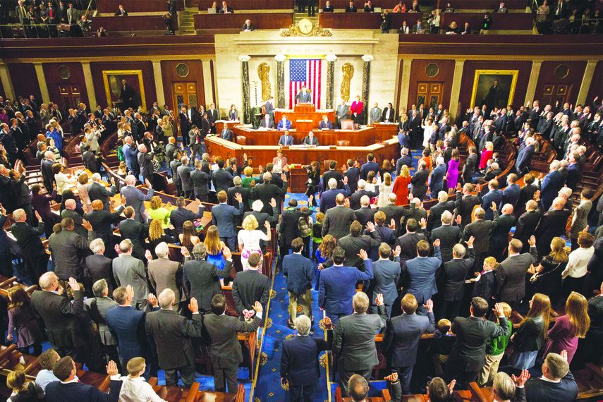 Los miembros del Congreso de los Estados Unidos juran su cargo durante una sesión en el Capitolio, Washington.