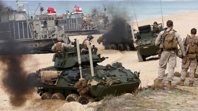 Infantes de marina realizan maniobras en las playas de Pinheira da Cruz, Portugal, en un ejercicio militar conjunto de unas 30 naciones de la OTAN.