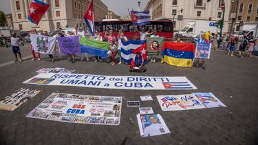 Cubanos protestaron este 20 de junio en el Vaticano.