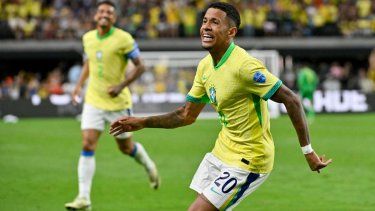 En foto del 28 de junio del 2024, el brasileño Savinho celebra tras anotar el segundo gol ante Paraguay en el encuentro de la Copa América.
