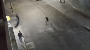 &nbsp;Actividad militar y hombres con armas largas cerca del Palacio de Miraflores, el lunes 5 de enero, alrededor de las 7:30pm.&nbsp;