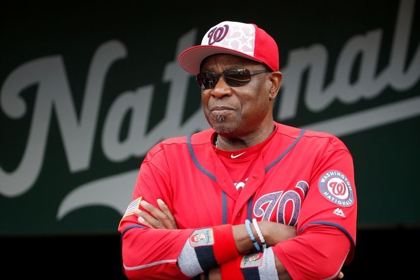 En foto de archivo del 4 de julio del 2016 El mánager Dusty Baker al frente de los Nacionales de Washington se para ele dugout en el juego ante los Cerveceros de Milwaukee. El 29 de enero del 2020 los Astros de Houston anunciaron la contratación del mánager de 70 años.
