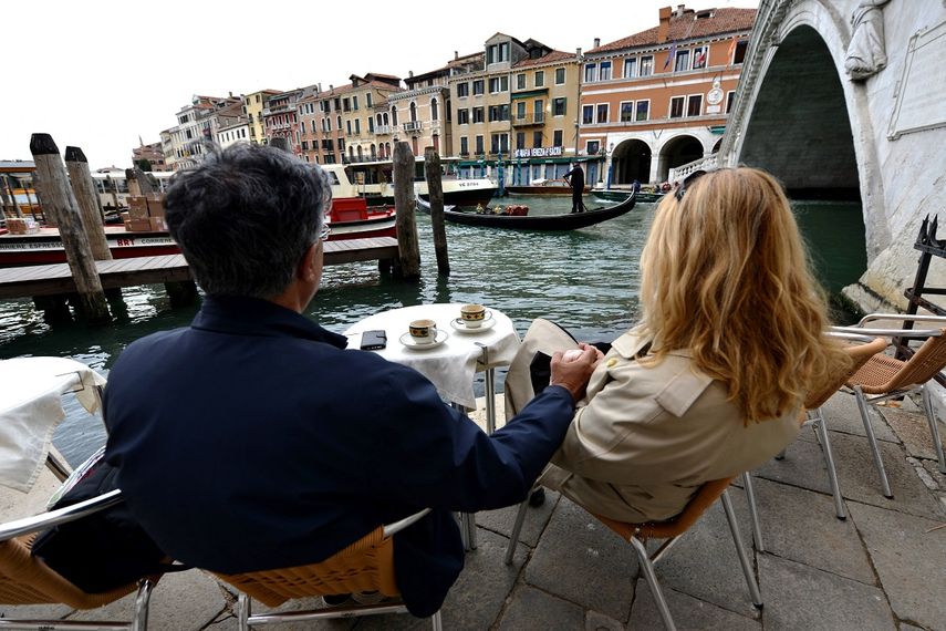 Una pareja&nbsp; en un bar junto al puente de Rialto en el centro de Venecia el 26 de abril de 2021.&nbsp;&nbsp;