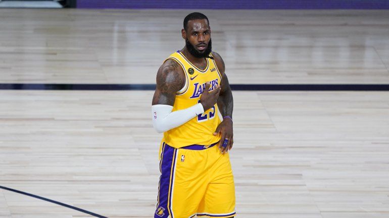 LeBron James, de los Lakers de Los Ãngeles, celebra un enceste en la primera mitad del juego ante los Nuggets de Denver, el lunes 10 de agosto de 2020, en Lake Buena Vista, Florida