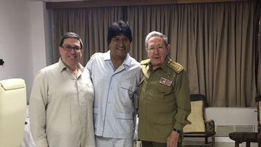 El canciller cubano Bruno Rodríguez (izq.), y el gobernante Raúl Castro (der.) visitaron al boliviano Evo Morales (cen) en el hospital de La Habana donde estuvo internado a inicios de marzo de 2017.