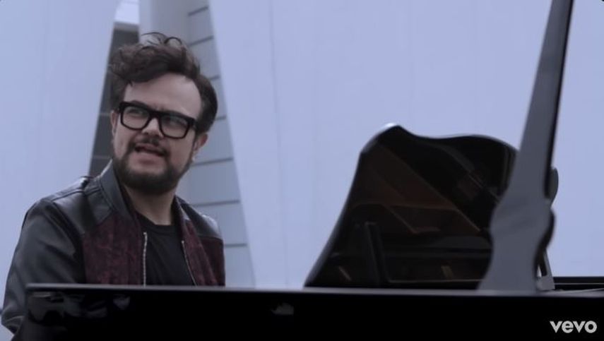 El cantante Aleks Syntek en el video Lucha de Gigantes.