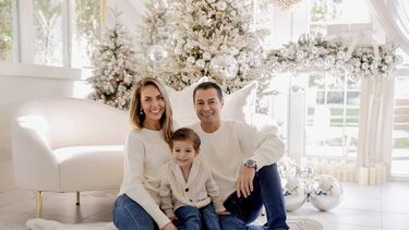 La presentadora Jessica Carrillo, junto a su esposo, Raúl Ángeles, y su hijo Matías.