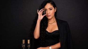 La manicurista Monika Morales.