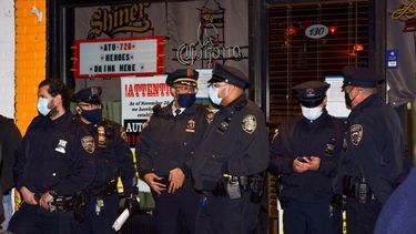 Agentes del Departamento de Policía de Nueva York se encontraban afuera del bar Macs Public House luego de que el copropietario Danny Presti fue detenido debido a que el local violaba las medidas sanitarias por el COVID-19.