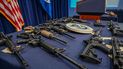 Armas de fuego son presentadas ante la prensa en la oficina de campo de Investigaciones de Seguridad Nacional, el miércoles 17 de agosto de 2022, en Miami. 
