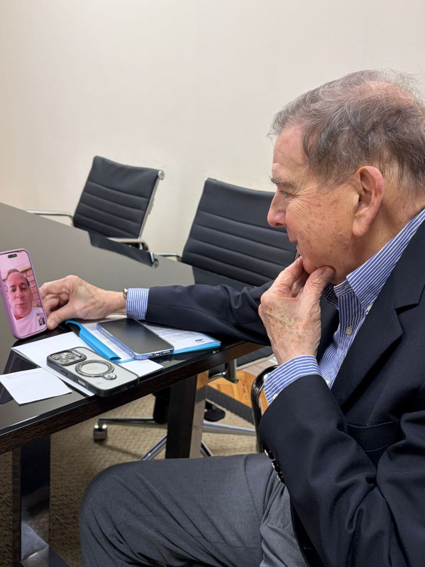 Edmundo González Urrutia sostuvo una llamada con Juan Pablo Guanipa, quien, tras ser excarcelado, recibió arresto domiciliario y se le impuso una tobillera electrónica. Su firmeza y serenidad son testimonio del compromiso democrático que muchos venezolanos mantienen aun en condiciones restrictivas, señaló