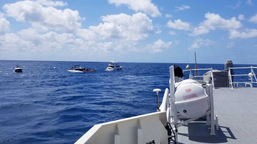 Vista del rescate de las ocho personas que tuvieron que abandonar el yate averiado&nbsp;a 14 millas de la costa de la ciudad de North Miami Beach.