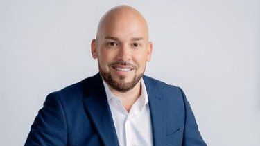 Reconocido por su estilo peculiar y estratégico, el cubanoamericano ha sabido construir un nombre sólido en el universo de las relaciones públicas