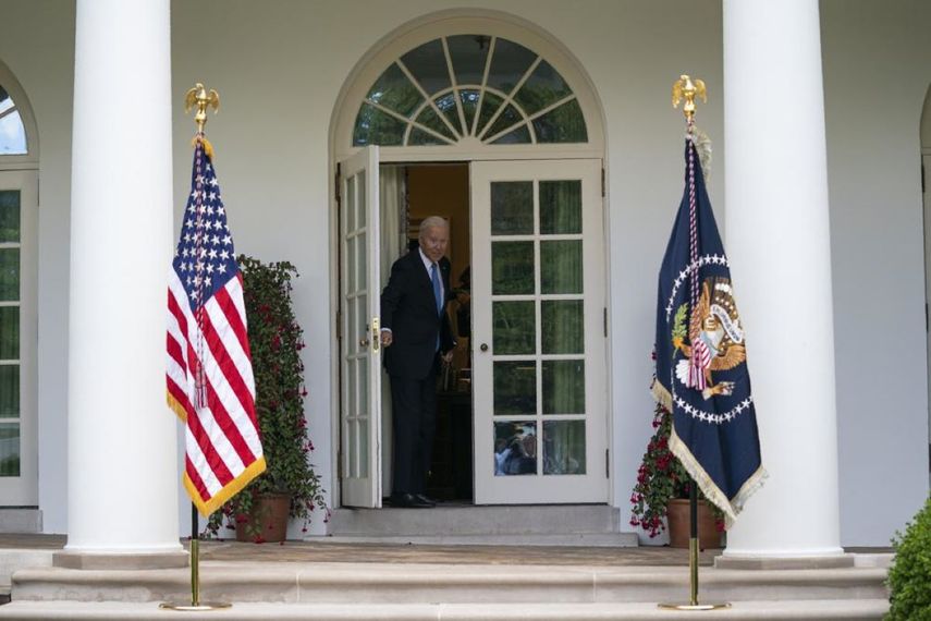 El presidente Joe Biden ingresa a su despacho en la Casa Blanca.&nbsp;