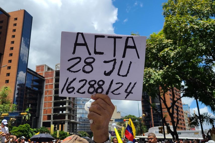 pancarta con el número de acta de votación de los resultados elecciones presidenciales del 28 de julio denunciados como fraude por la oposición venezolana y la comunidad internacional&nbsp;