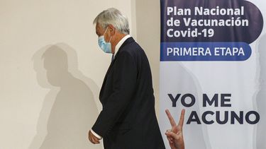 El presidente de Chile, Sebastián Piñera, se retira después de observar las primeras vacunas de COVID-19 en el Hospital Metropolitano de Santiago, Chile, el jueves 24 de diciembre de 2020.Piñera y su esposa Cecilia Morel iniciaron una cuarentena preventiva el martes 12 de enero de 2021 por ser contacto estrecho de una persona positiva que trabaja en su residencia particular