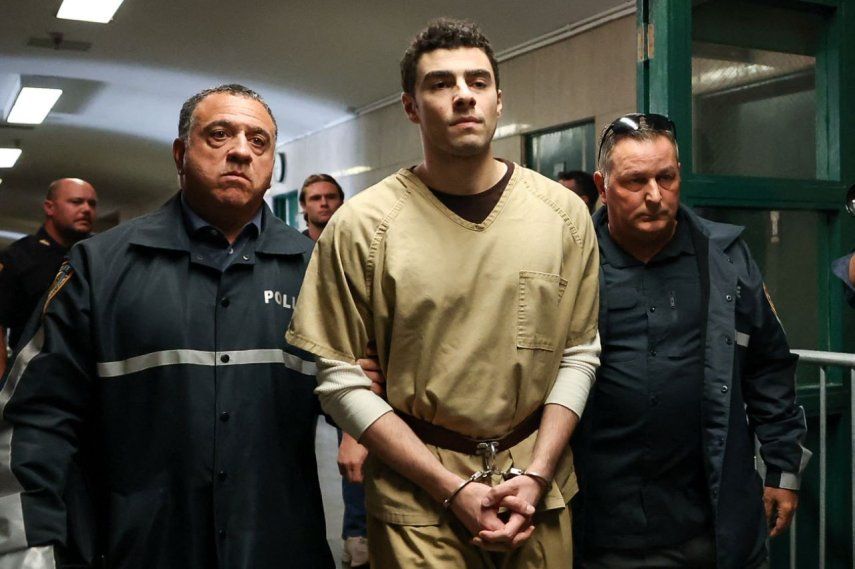 Luigi Mangione, acusado del asesinato del CEO de United Healthcare, Brian Thompson, es escoltado por la policía mientras llega a la corte en la ciudad de Nueva York el 16 de septiembre de 2025.