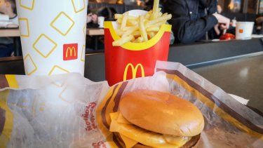 Un cliente en uno de los restaurantes de la cadena McDonalds.