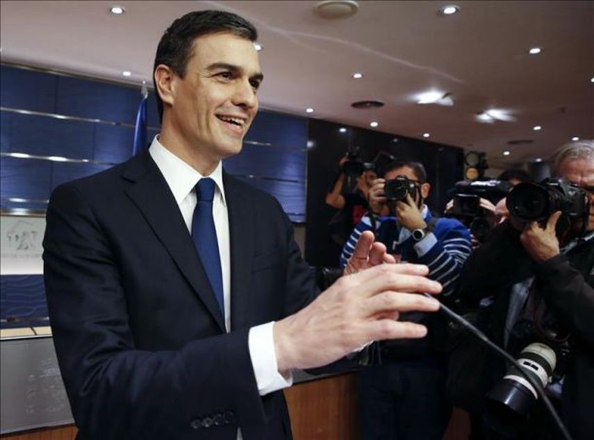 El secretario general del PSOE, Pedro Sánchez, durante la rueda de prensa en el Congreso. (EFE/Archivo)