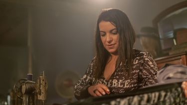 La dise&ntilde;adora cubanoamericana, directora creativa de la marca House of Yas, fabrica nasobucos y gorros. &nbsp;