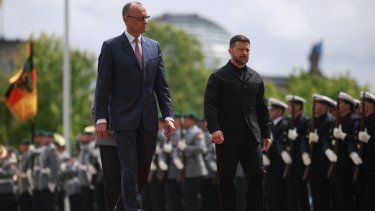 El canciller alemán, Friedrich Merz recibe con honores militares al presidente ucraniano, Volodímir Zelenski, en la Cancillería de Berlín, Alemania, este miércoles.