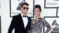El cantante Robin Thicke con Paula Patton en los Premios Grammy. (AP)