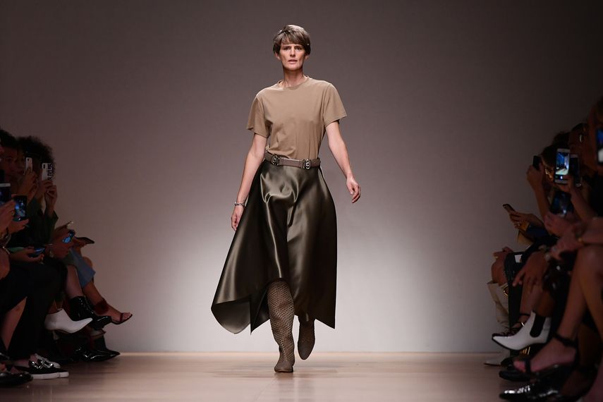 En esta foto de archivo tomada el 22 de septiembre de 2018, la modelo británica Stella Tennant presenta una creación para la casa de modas Salvatore Ferragamo durante los desfiles de moda femenina Primavera / Verano 2019 en Milán.&nbsp;&nbsp;