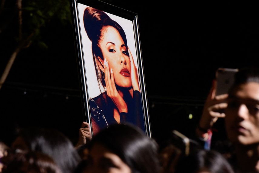 Fans sostienen una foto de Selena durante la ceremonia de homenaje a la cantante Selena Quintanilla con una estrella en el Paseo de la Fama de Hollywood, el 3 de noviembre de 2017, en Hollywood, California.&nbsp;