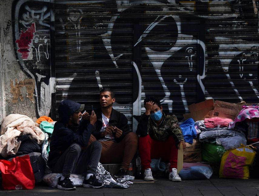 Migrantes venezolanos esperan ayuda afuera de la Comisión Mexicana de Ayuda a Refugiados en la Ciudad de México, el jueves 20 de octubre de 2022.&nbsp;