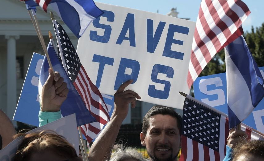 Un hombre sostiene un cartel que dice Salvemos&nbsp;TPS, durante una manifestación a favor de las familias centroamericanas acogidas por el Estatus de Protección Temporal en EEUU.