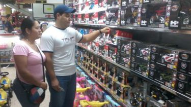 La severa crisis económica que afecta al país caribeño hace que los padres hagan maromas para que el juguete del niño Jesús no deje de llegar.
