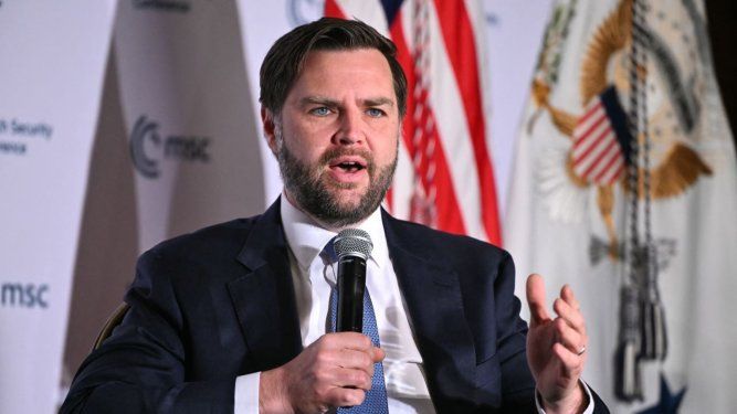 El vicepresidente de Estados Unidos, JD Vance, habla durante la reunión de líderes de Múnich organizada por la Conferencia de Seguridad de Múnich en el Hotel Willard de Washington, DC, el 7 de mayo de 2025.