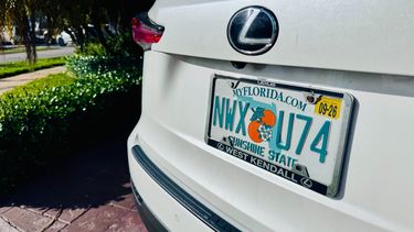 Vehículo de la marca Lexus con matrícula del estado de Florida estacionado en una zona residencial del condado.