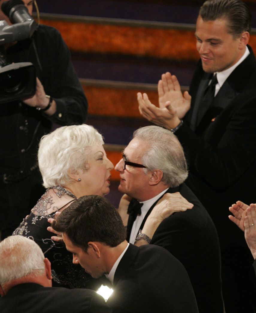 En esta foto del 25 de febrero de 2007, Thelma Schoonmaker es felicitada por Martin Scorsese, mientras Leonardo DiCaprio aplaude, tras ganar el Oscar a la mejor edici&oacute;n por su trabajo en The Departed, en Los Angeles.&nbsp;