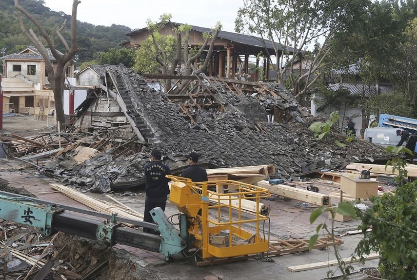 Policías inspeccionan un set de rodaje demolido en Taipei, Taiwán, donde un trabajador murió en un accidente fatal durante las preparaciones para la filmación de la nueva cinta de Martin Scorsese Silence, el jueves 29 de enero del 2015. (AP)