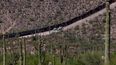 Agentes aduanales y de la Patrulla Fronteriza vigilan una sección de la frontera con México, en Lukeville, Arizona.&nbsp;